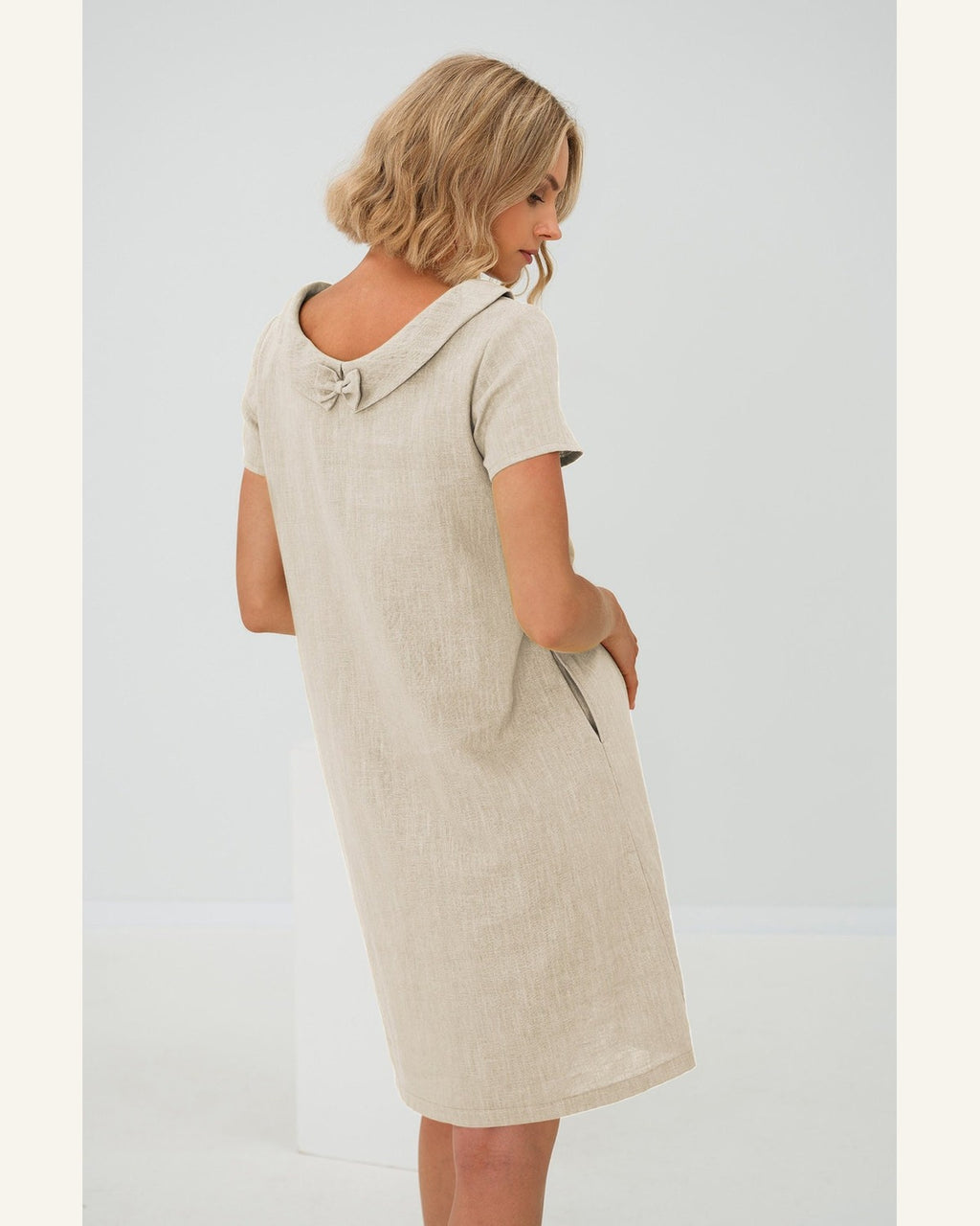 Beiges Lehrerinnenkleid mit Rückenschleife - Produktbild 1