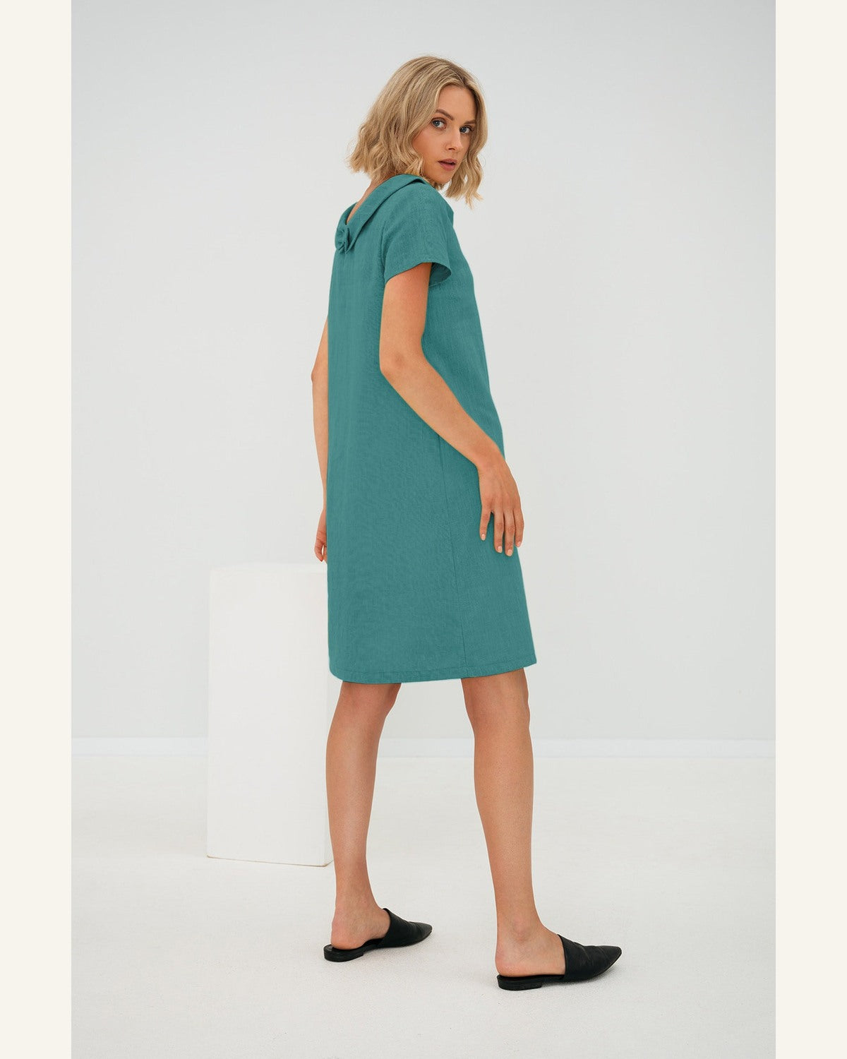 Beiges Lehrerinnenkleid mit Rückenschleife - Produktbild 6