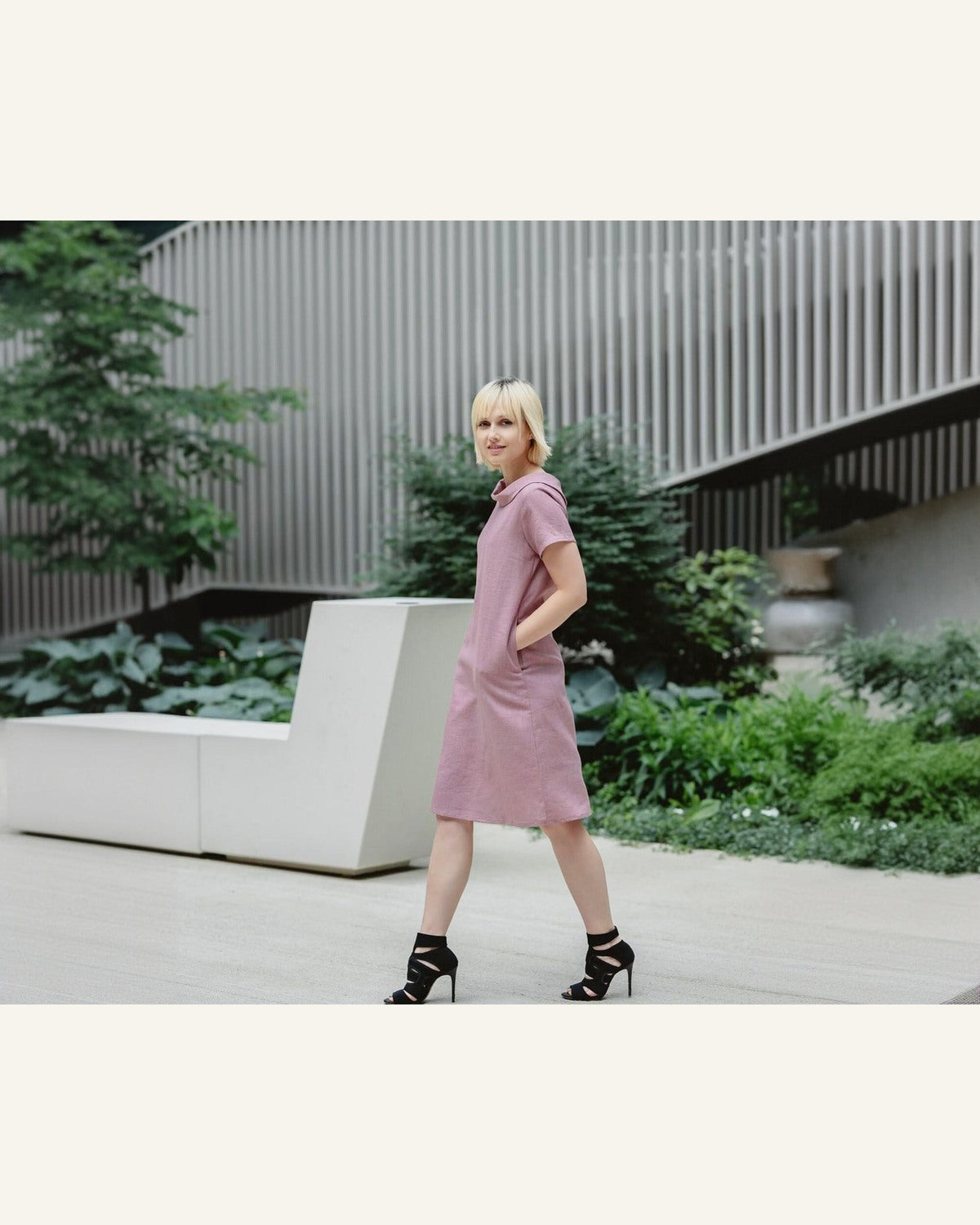 Beiges Midi-Kleid mit Schleife - Produktbild 3