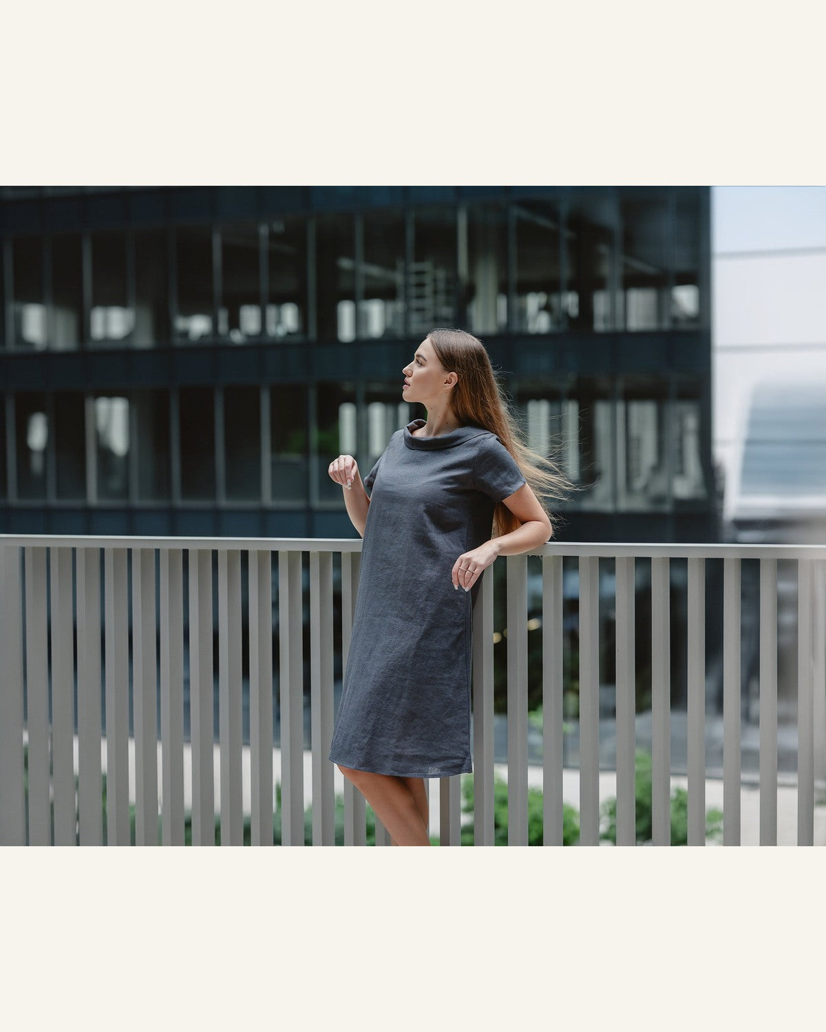 Beiges Midi-Kleid mit Schleife - Produktbild 4